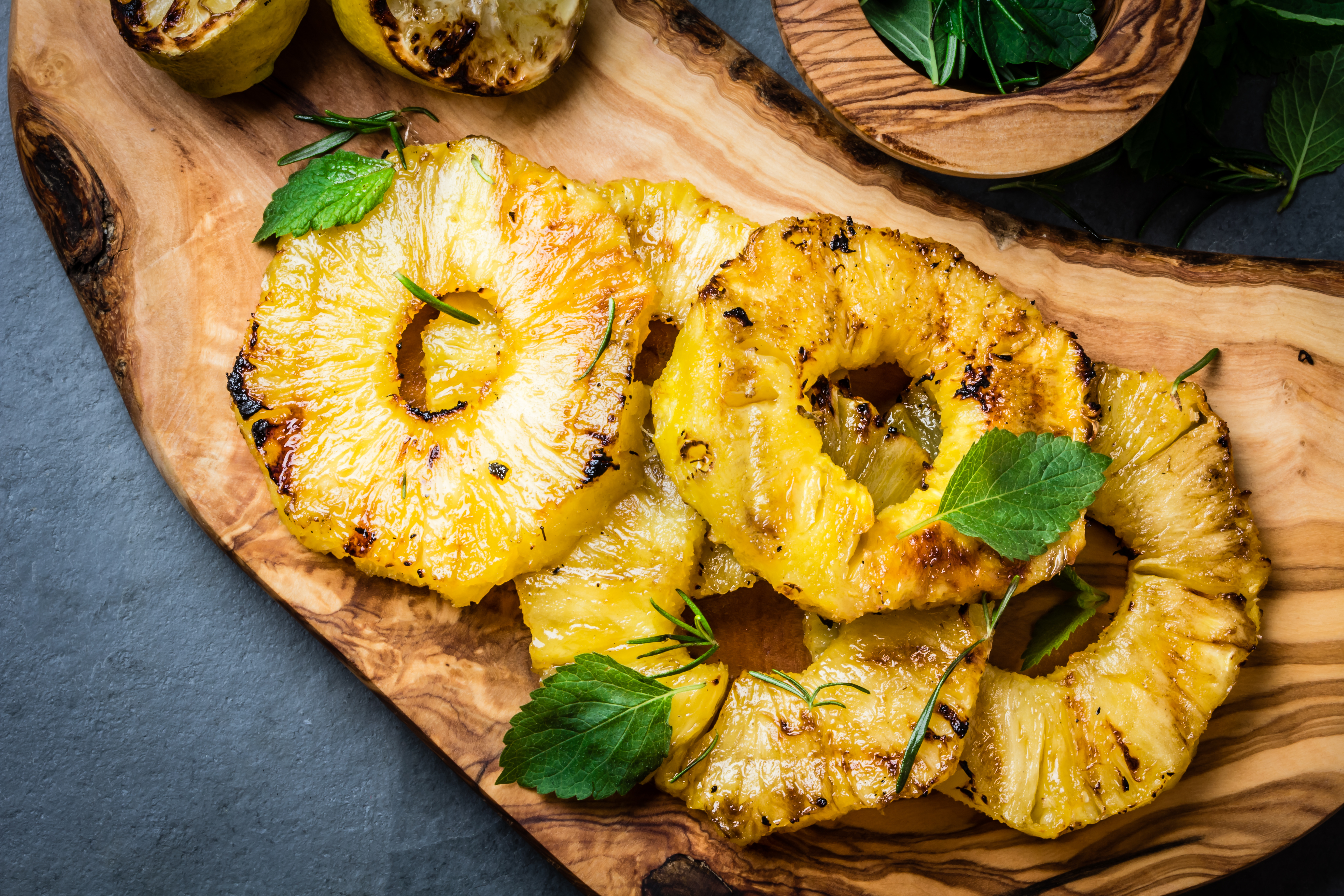 Ras-El-Hanout Kotelett mit gegrillter Ananas